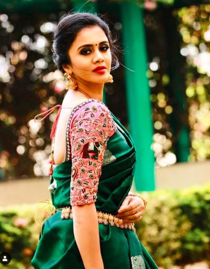 Anchor anjana latest stylish saree wearing photo gallery
