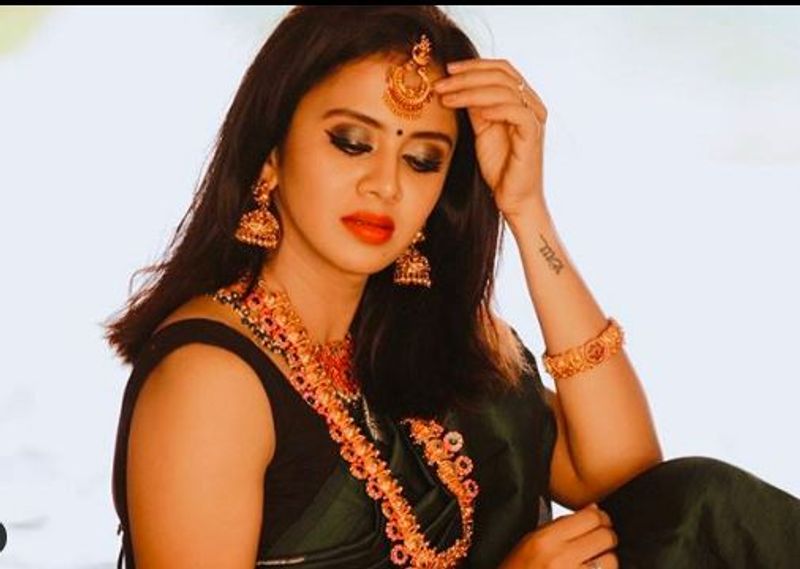 Anchor anjana latest stylish saree wearing photo gallery