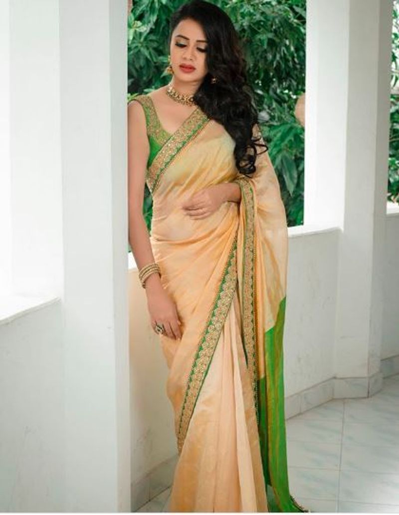 Anchor anjana latest stylish saree wearing photo gallery