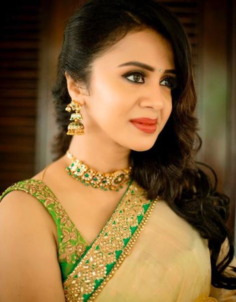 Anchor anjana latest stylish saree wearing photo gallery