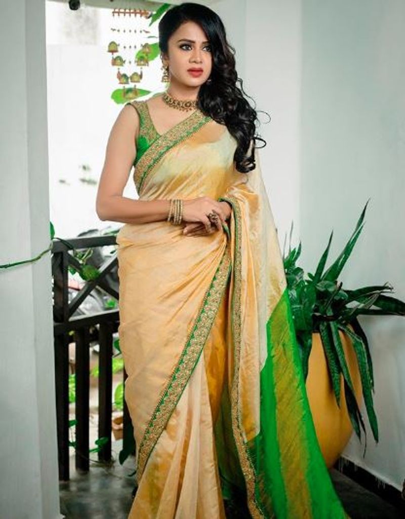 Anchor anjana latest stylish saree wearing photo gallery