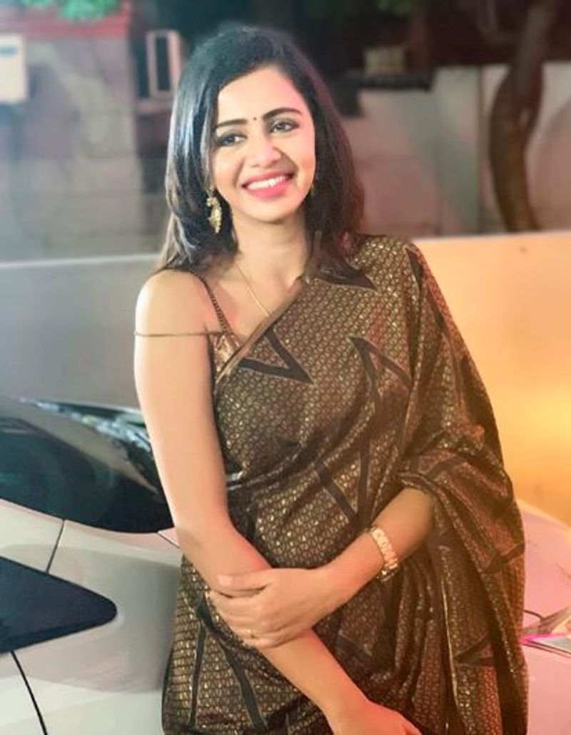 Anchor anjana latest stylish saree wearing photo gallery