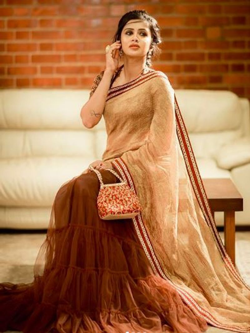 Anchor anjana latest stylish saree wearing photo gallery