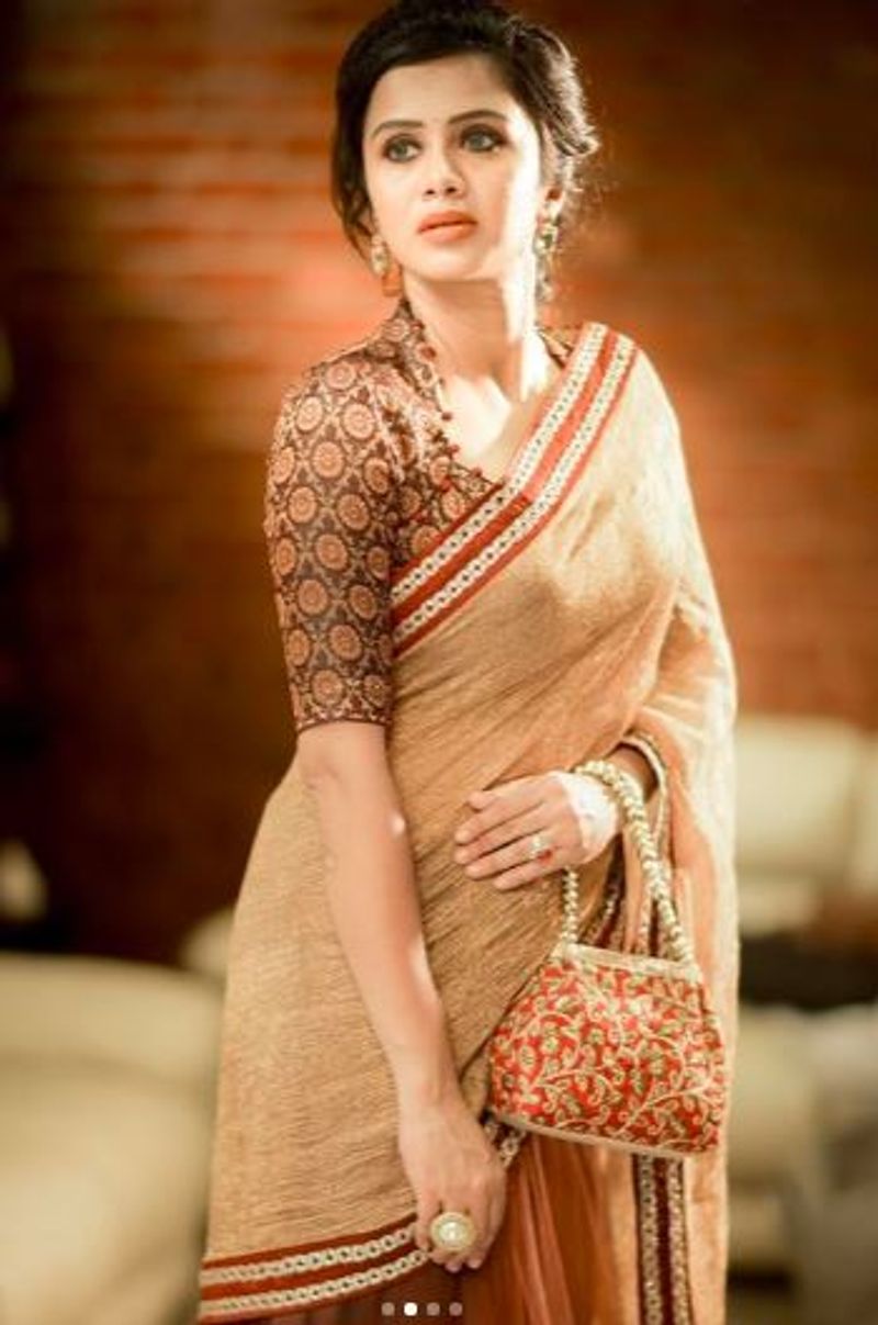 Anchor anjana latest stylish saree wearing photo gallery