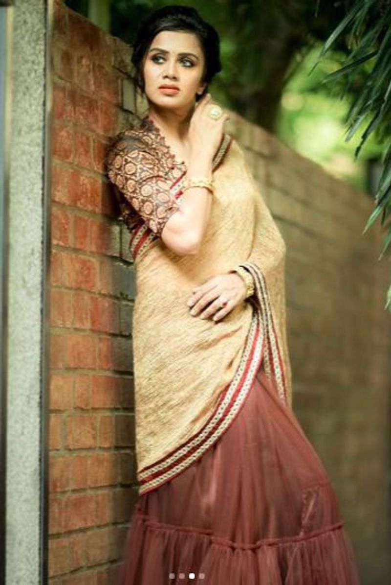 Anchor anjana latest stylish saree wearing photo gallery