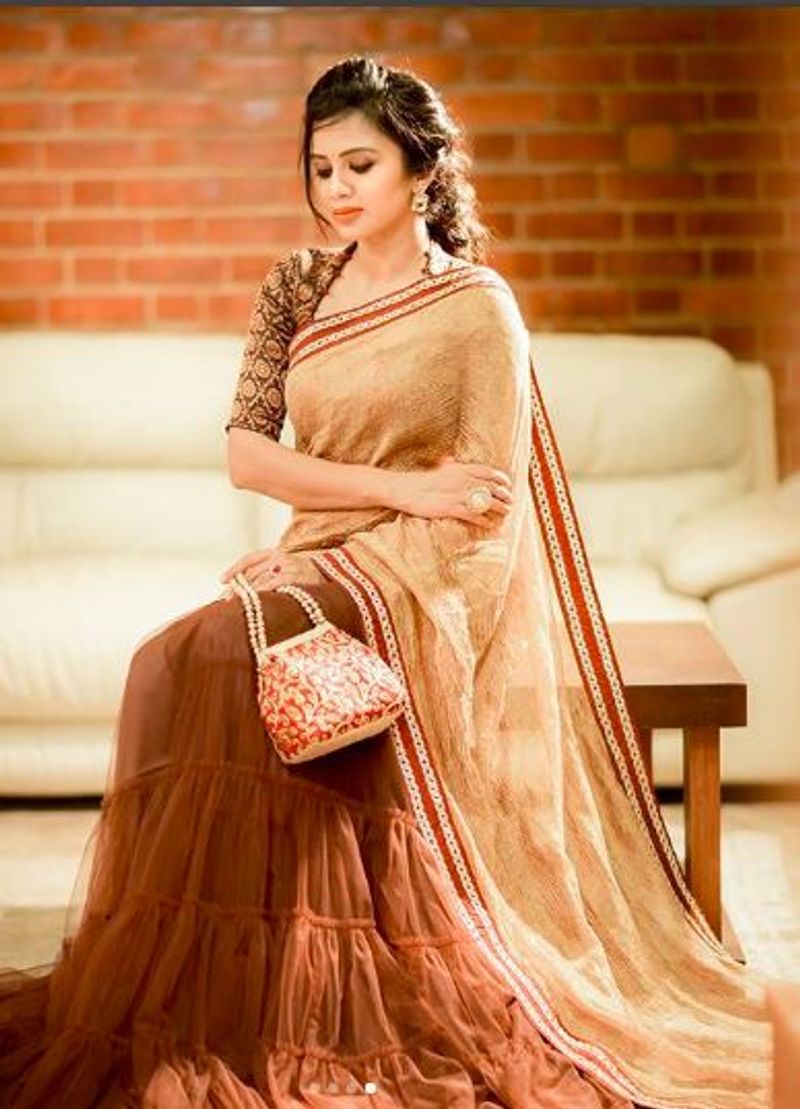 Anchor anjana latest stylish saree wearing photo gallery