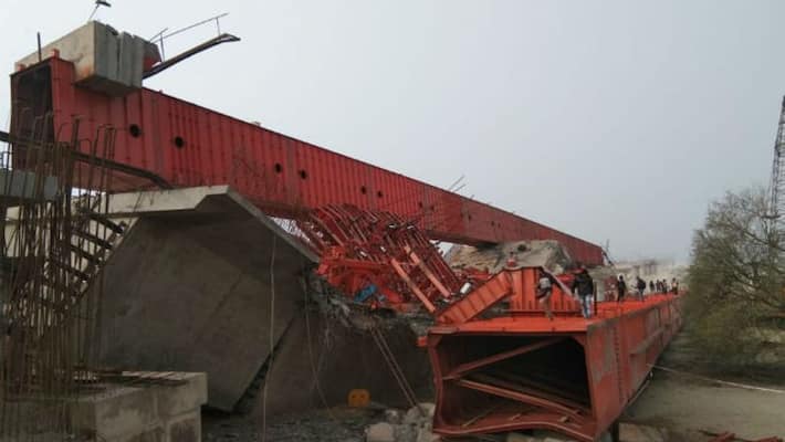 Heavy casualties averted in Farakka bridge tragedy as it happened on Sunday Heavy casualties averted in Farakka bridge tragedy as it happened on Sunday