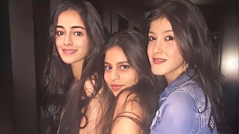 इस मौके की फोटो सोशल मीडिया पर शेयर करते हुए शाहरुख ने लिखा था, "दोबारा बेटी को अपने हाथों उठा रहा हूं, थैंक्स वोग।" शूट के हर मूमेंट पर किंग खान की नजर थी, जबकि वे स्टूडियों में नहीं थे।