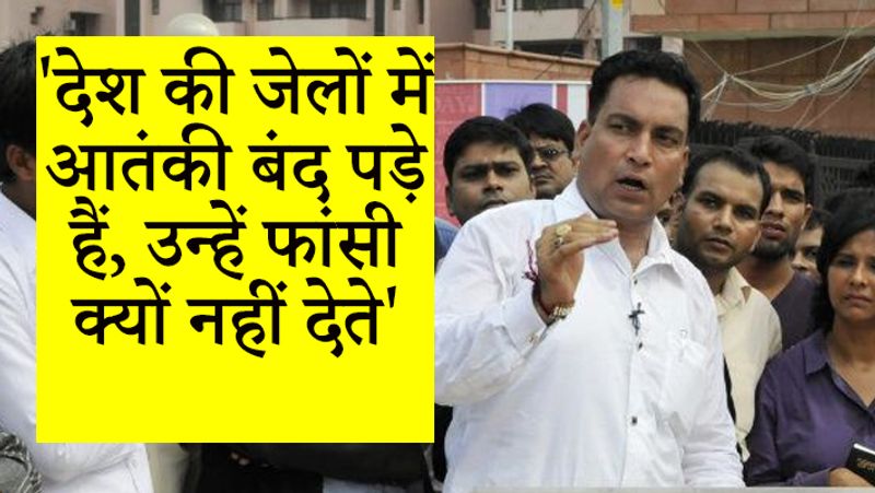 वकील ने बताया, आप को बताना पड़ेगा। आप जल्दबाजी में फांसी दे दीजिए। लेकिन एक वक्त ऐसा आएगा, जब कटघरे में खड़े होंगे। देश की जेलों में कई आतंकी पड़े हुए हैं। उनकी दया याचिका सहित सभी कानूनी विकल्प खत्म हो चुके हैं, उन्हें फांसी क्यों नहीं देते हैं। आप उनके डेथ वॉरंट जारी नहीं कर रहे हैं।
