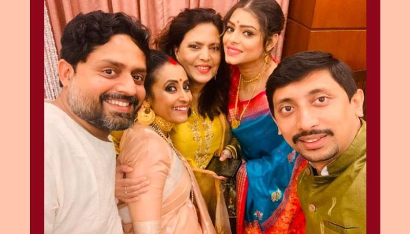 উপস্থিত ছিলেন একাধিক টেলি তারকারা। যাঁদের উপস্থিতিতে বিয়ের আসর জমে ওঠে।