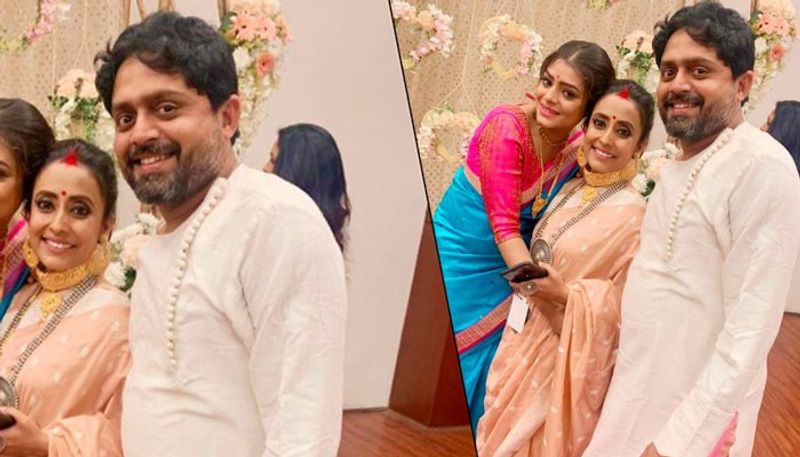 সৌমেনকেও এদিন বেশ মানায়। সাদা শেরওয়ানিতে তাক লাগালেন তিনিও।