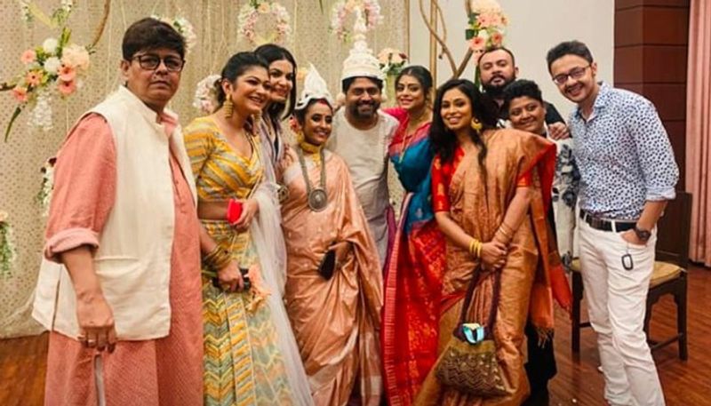 ভালোবাসার সম্পর্কে নয়া ছকে বাঁধতে তাঁরা বেছে নিয়েছিলেন ভালোবাসার দিনটিকেই।