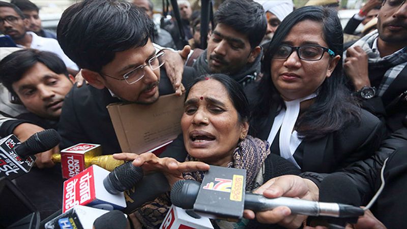 इसके अलावा पवन के पास एक विकल्प यह भी है कि वह राष्ट्रपति के पास दया याचिका लगाए। राष्ट्रपति की ओर से इस संबंध में फैसला लिए जाने में देरी होने पर भी फांसी की सजा टल सकती है।