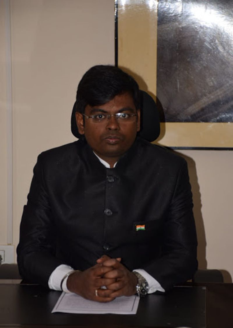 इससे मुझे एहसास हुआ कि सामान्य ज्ञान की मदद से किसी को भी जीता जा सकता है। फिर, मैंने GK में इतनी गहरी रुचि विकसित की, जिससे कि मैं देश की सबसे कठिन GK परीक्षा (मैं इस तरह सोच रहा था) को क्लियर कर सकूं।