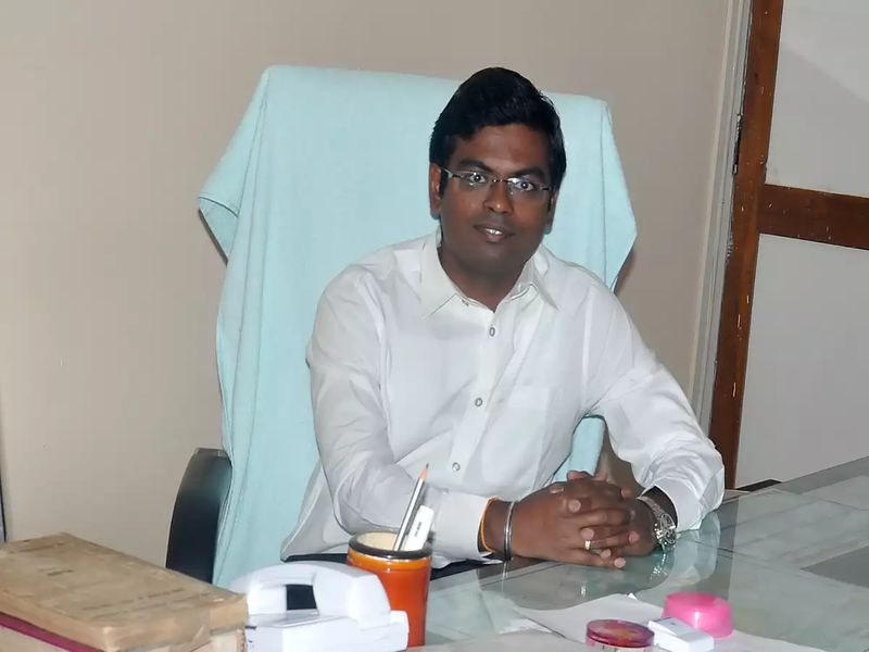 उसके बाद, जब मैंने 10वीं कक्षा की परीक्षा दी थी, मैंने गणित में 100% अंकों के साथ 93.76% से दसवीं कक्षा पास की। सभी ने सुझाव दिया कि मुझे ग्यारहवीं और बारहवीं कक्षा के लिए विज्ञान का विकल्प चुनना चाहिए । लेकिन, मेरे दिल ने कहा कि मुझे अपने आईएएस बनने के सपने को आगे बढ़ाने के लिए मानविकी का चयन करना चाहिए। जैसा कि आप सभी जानते हैं, साइंस स्ट्रीम रोजगार के बेहतर अवसर प्रदान करती है।