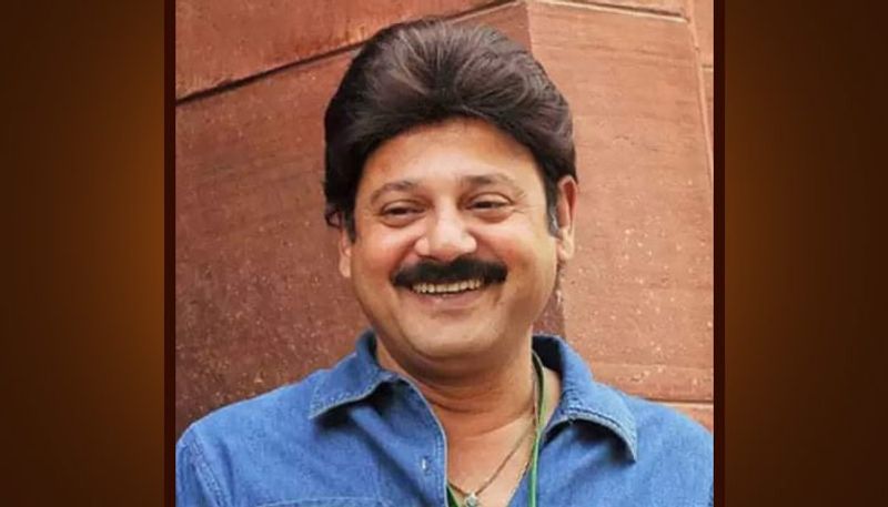 তখনই শরীরে বাসা বেঁধেছিল একাধিক রোগ। তালিকা ছিল বিস্তর। চিকিৎসা শুরু হয়। শরীরে একাধিক নার্ভ কাজ করা বন্ধ করে দেয়।