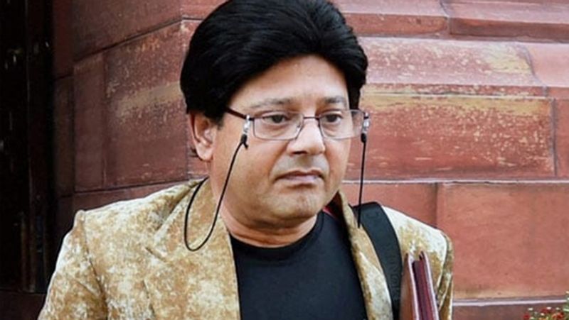 पश्चिम बंगाल के चंद्रनगर में जन्मे तापस ने ग्रेजुएशन बायो साइंस में हूगली मोहसिन कॉलेज से किया था। 22 साल की उम्र में उन्होंने अपना एक्टिंग करियर शुरू किया था।