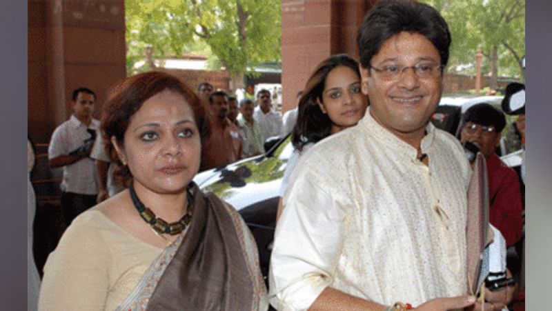 बंगाली सिनेमा में चार साल काम करने के बाद वे बॉलीवुड आए थे। बता दें कि अपने 30 साल के करियर में तापस ने कई नामी स्टार्स के साथ काम किया। तापस के घर में पत्नी नंदिनी और बेटी सोहिनी पॉल हैं।