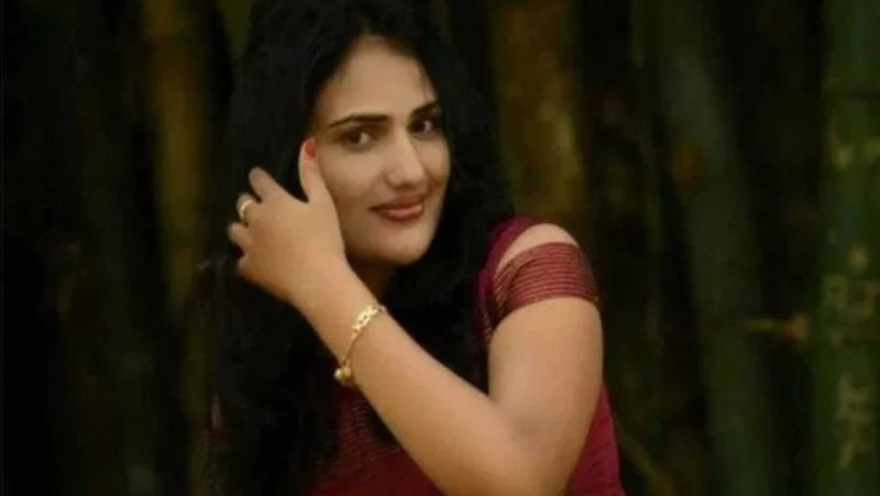 सुष्मिता ने अपने मैसेज में अपनी शादी में चली आ रही परेशानियों को व्यक्त किया। उन्होंने कहा, 'मैंने इसके बारे में किसी को नहीं बताया। मेरे पति ने मुझे एक शब्द बोलने की अनुमति नहीं दी। हमेशा वह मुझ पर चिल्लाता था, और मुझे घर छोड़ जाने के लिए कहता था। मैं उसके घर में नहीं मरना चाहती, मैं अपने जीवन को अपने स्थान पर समाप्त करना चाहती हूं।'