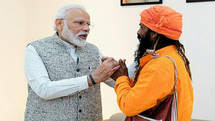 PM Modi meets rickshaw puller Mnagal Kewat in Varanasi PM Modi meets rickshaw puller Mnagal Kewat in Varanasi