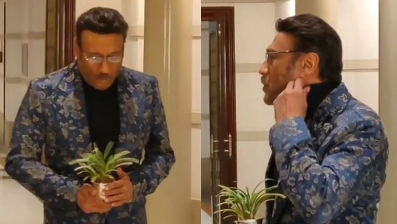 रिसेप्शन में हाथ में पौधा लेकर पहुंचे जैकी श्रॉफ।