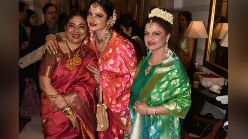 रिसेप्शन में रेखा अपनी बहन राधा के साथ पोज देती हुईं।