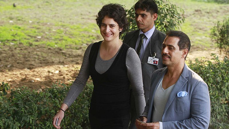 प्रिंयका ने आउटलुक को दिए एक इंटरव्यू में खुद बताया था कि वह 13 साल की उम्र में पहली बार रॉबर्ट वाड्रा से मिली थीं। उस वक्त रॉबर्ट एक सामान्य शख्स की तरह ही प्रियंका से मिले थे। उनकी यही खासियत प्रियंका को सबसे ज्यादा पसंद आई थी। जिसके बाद दोनों ने 1997 में शादी कर ली।