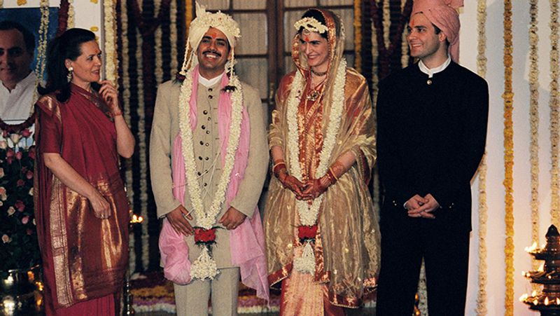 प्रियंका गांधी और रॉबर्ट वाड्रा ने आज ही के दिन 1997 में शादी के बंधन में बंधे थे। शादी के बाद प्रियंका गांधी की मां सोनिया गांधी और भाई राहुल गांधी।