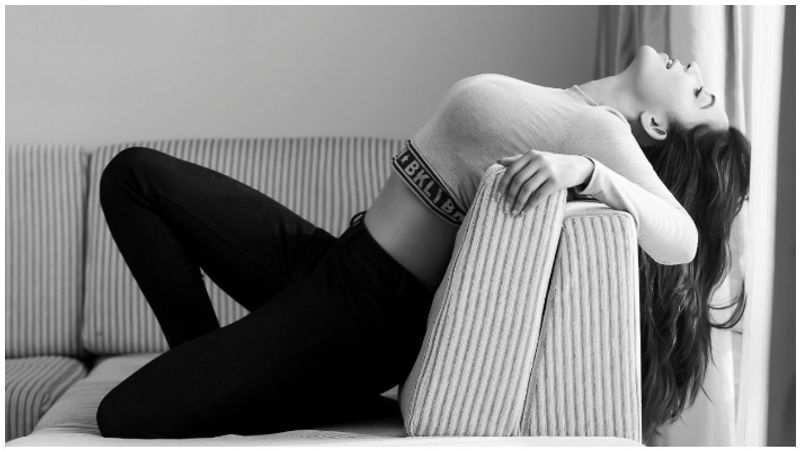 Celebrity Giggle Actress Sitting In The Bar ... Stunning Photos ..!