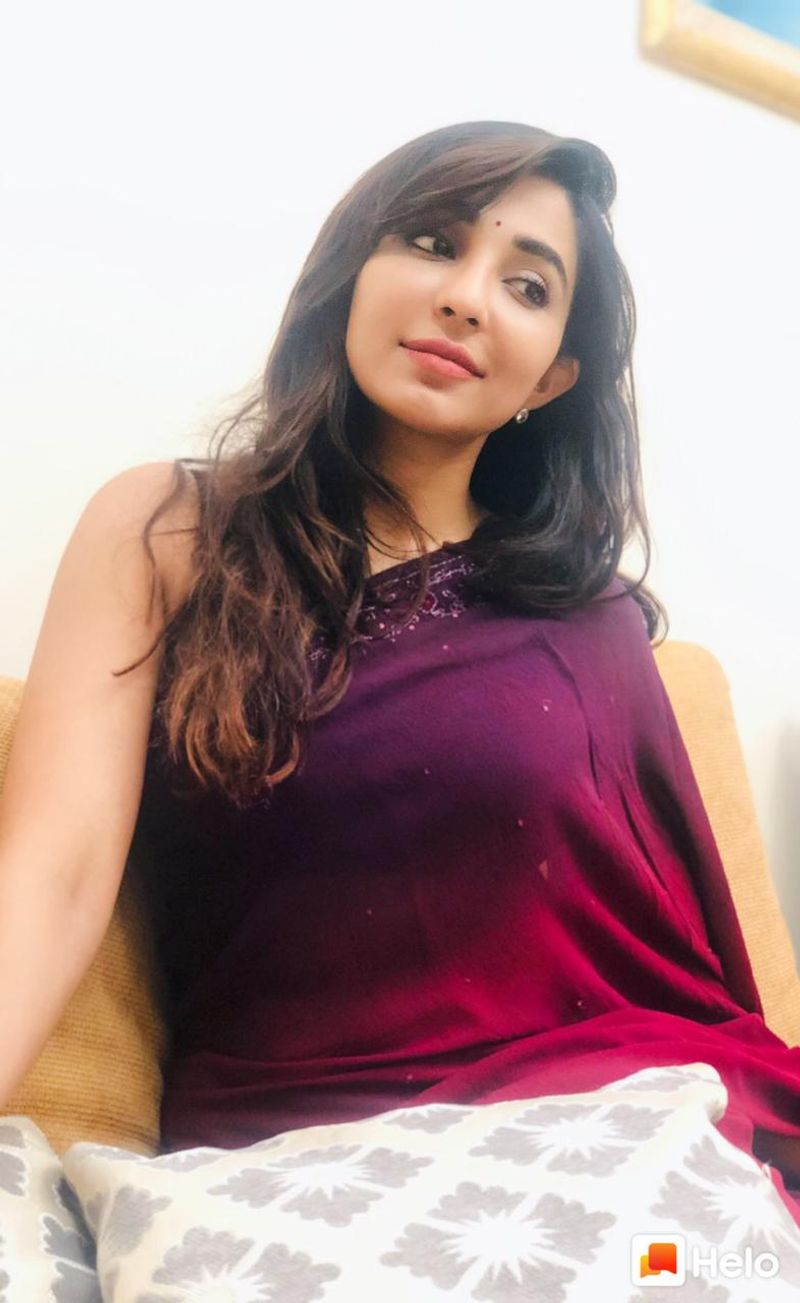 Celebrity Giggle Actress Sitting In The Bar ... Stunning Photos ..!