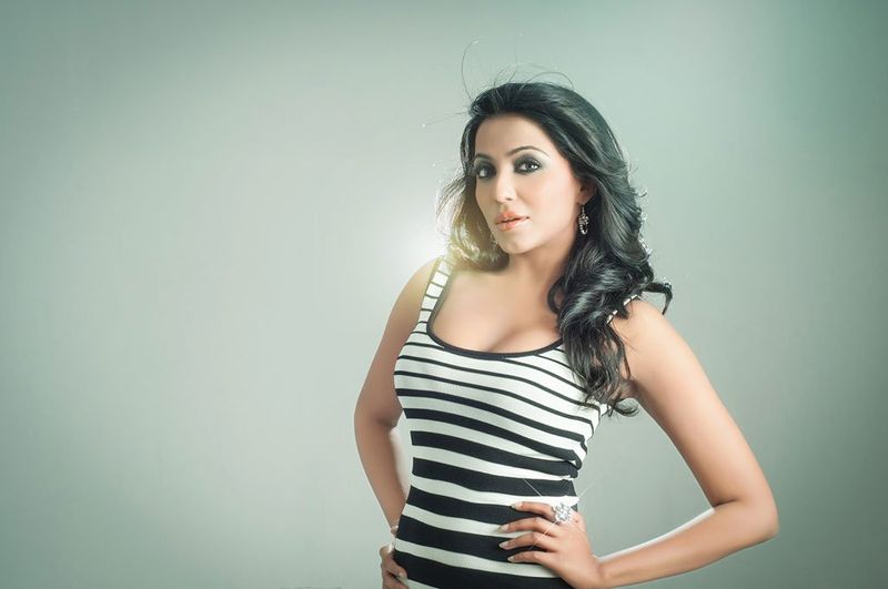 Celebrity Giggle Actress Sitting In The Bar ... Stunning Photos ..!