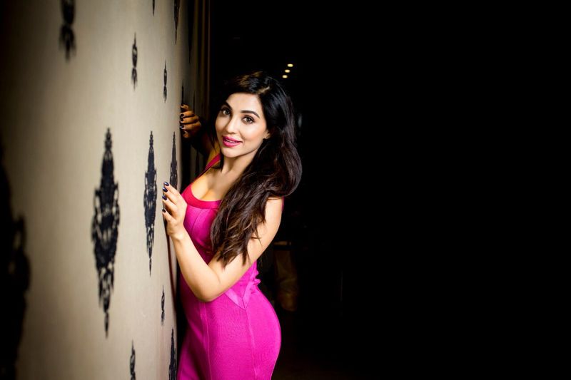 Celebrity Giggle Actress Sitting In The Bar ... Stunning Photos ..!