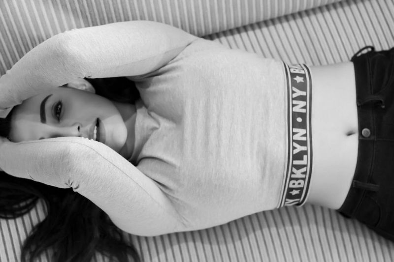 Celebrity Giggle Actress Sitting In The Bar ... Stunning Photos ..!