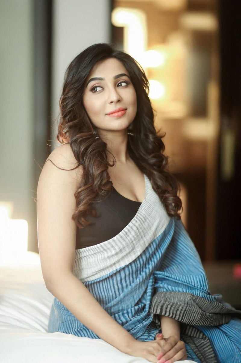 Celebrity Giggle Actress Sitting In The Bar ... Stunning Photos ..!