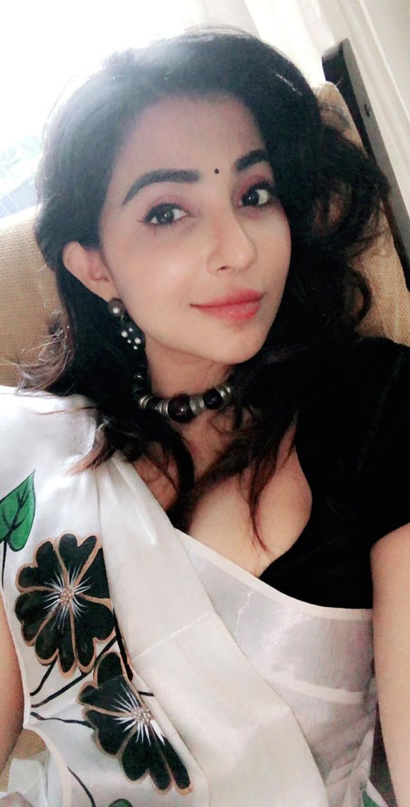 Celebrity Giggle Actress Sitting In The Bar ... Stunning Photos ..!