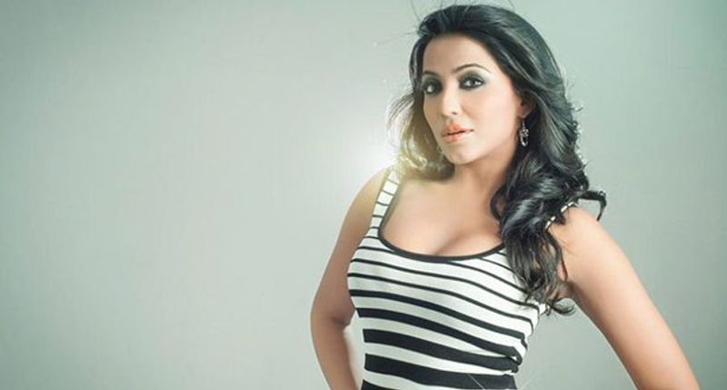 Celebrity Giggle Actress Sitting In The Bar ... Stunning Photos ..!