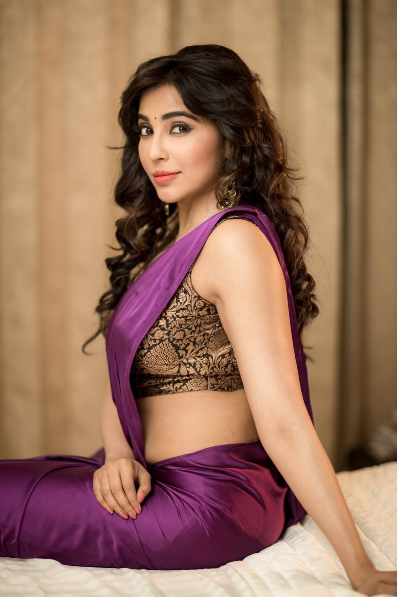 Celebrity Giggle Actress Sitting In The Bar ... Stunning Photos ..!