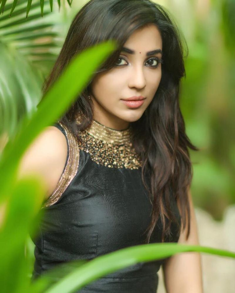 Celebrity Giggle Actress Sitting In The Bar ... Stunning Photos ..!