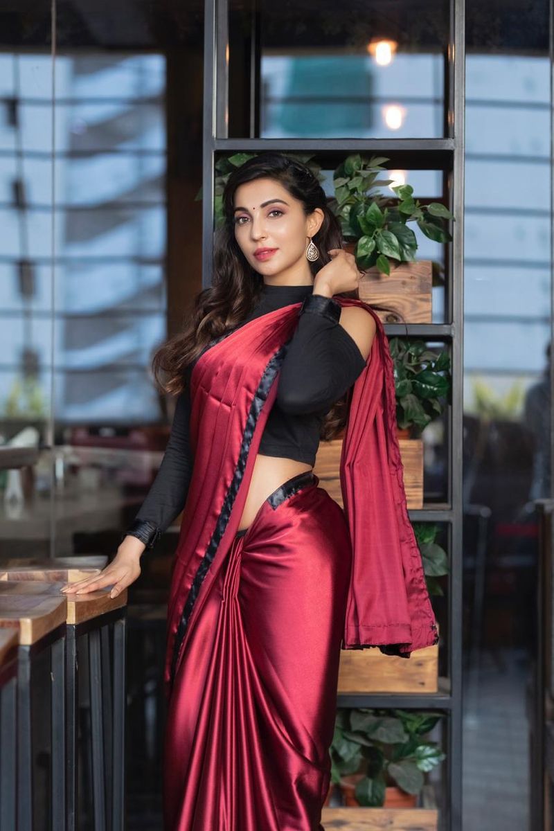 Celebrity Giggle Actress Sitting In The Bar ... Stunning Photos ..!