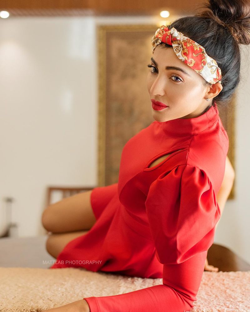 Celebrity Giggle Actress Sitting In The Bar ... Stunning Photos ..!