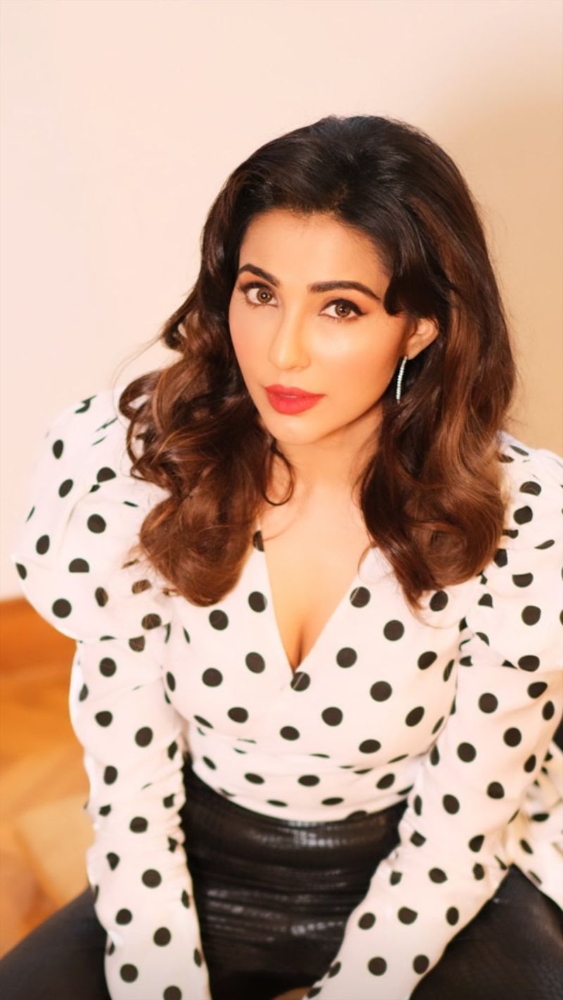 Celebrity Giggle Actress Sitting In The Bar ... Stunning Photos ..!