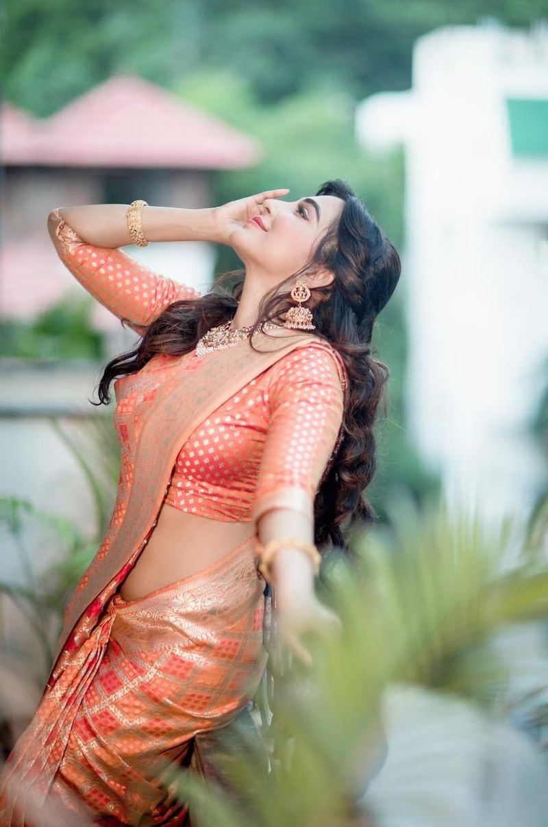 Celebrity Giggle Actress Sitting In The Bar ... Stunning Photos ..!