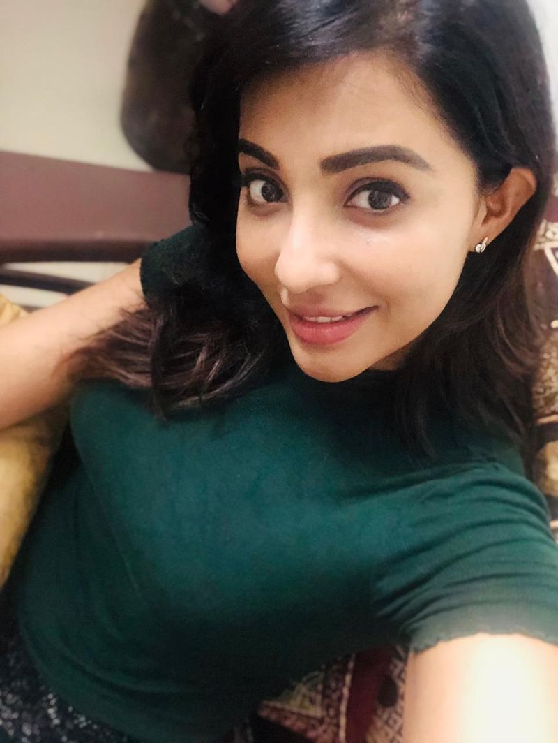 Celebrity Giggle Actress Sitting In The Bar ... Stunning Photos ..!