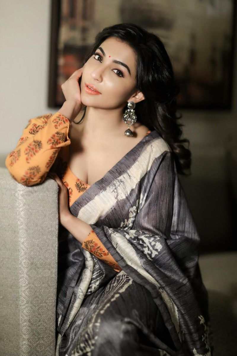 Celebrity Giggle Actress Sitting In The Bar ... Stunning Photos ..!