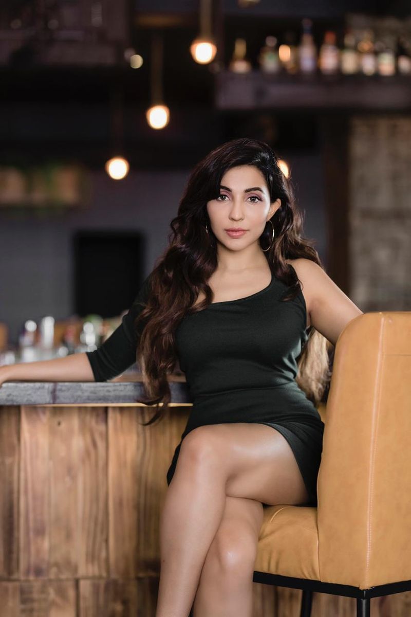Celebrity Giggle Actress Sitting In The Bar ... Stunning Photos ..!