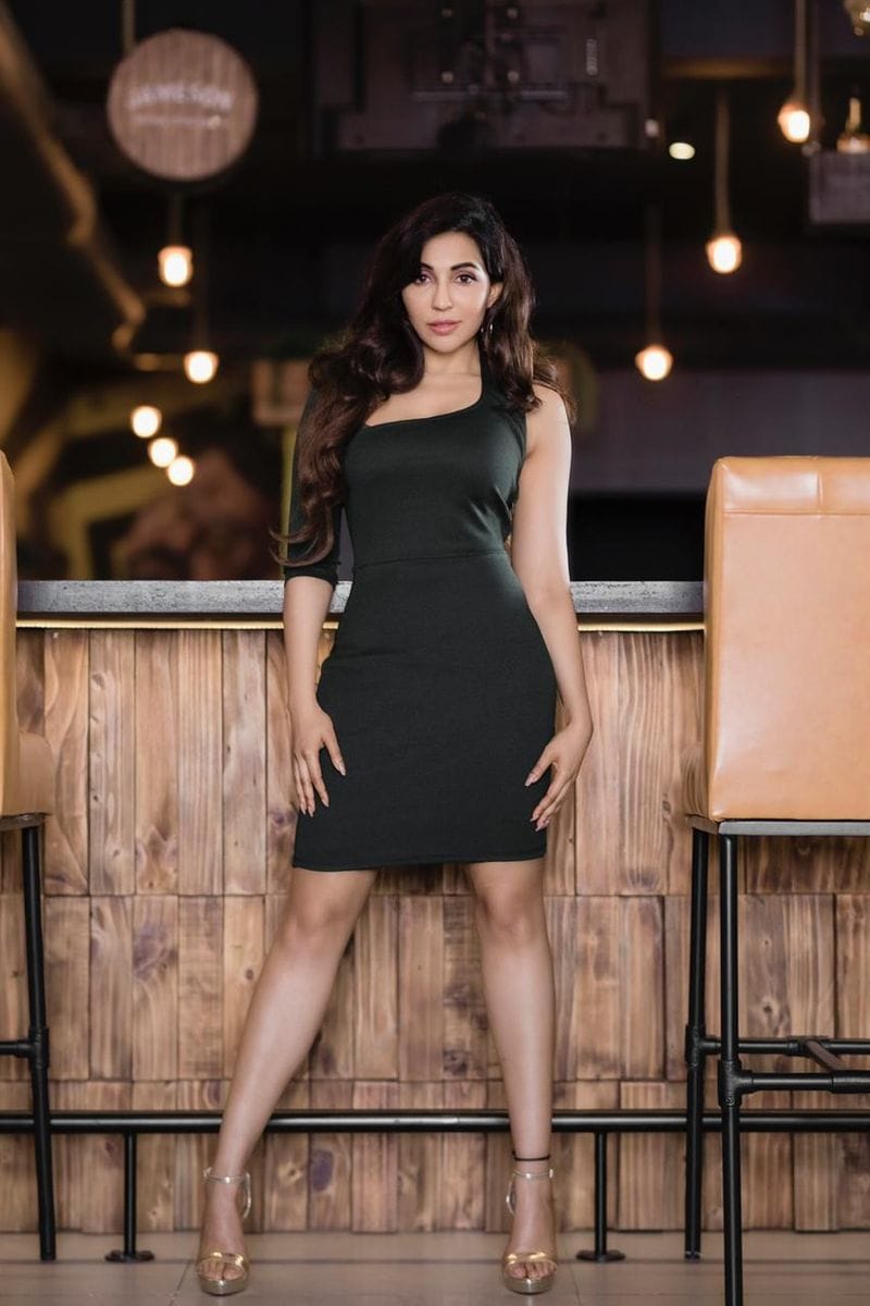 Celebrity Giggle Actress Sitting In The Bar ... Stunning Photos ..!