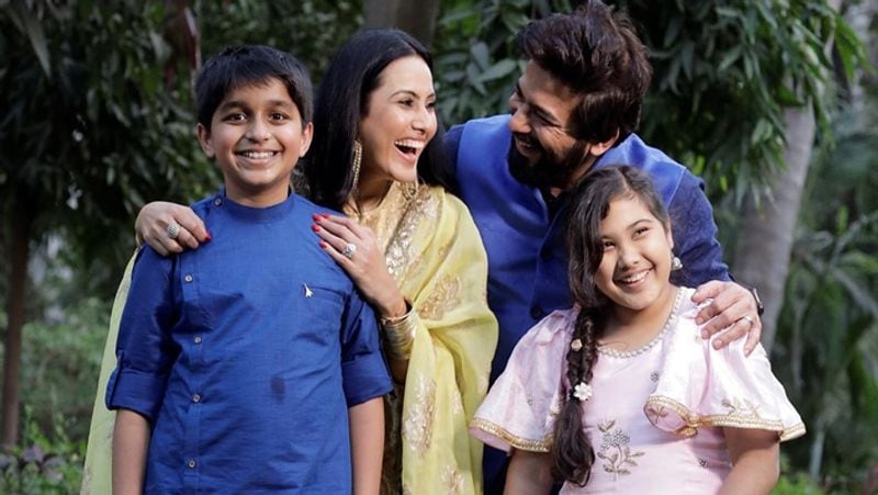 काम्या ने पिछले साल फरवरी में शलभ को डेट करना शुरू किया और कुछ महीनों के बाद दोनों ने आखिरकार अपने रिश्ते को अगले लेवल पर ले जाने का फैसला किया। पिछले साल फरवरी में ही शलभ ने काम्या को प्रपोज किया था और दोनों ने फरवरी में ही शादी की।