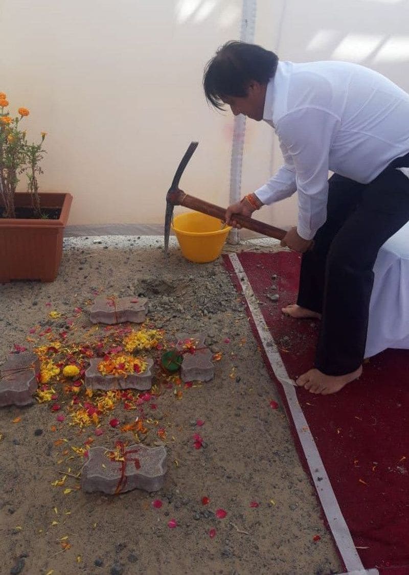 सिंधी गुरुद्वारे के ट्रस्टी राजू श्रॉफ ने बताया, यह मंदिर बुर में गुरु दरबार मंदिर का ही रूप है, जिसे ट्रस्टियों द्वारा चलाते हैं। उन्होंने बताया कि मंदिर के लिए दुबई सरकार ने 25 हजार स्क्वायर फीट जगह दे दी है। इस मंदिर के निर्माण में 75 मिलियन दिरहम लागत आएगी।