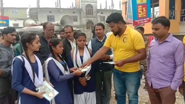 Lottery sellers helps Madhyamik students with cash in Alipurduar Lottery sellers helps Madhyamik students with cash in Alipurduar