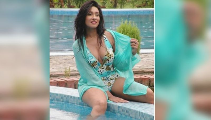 Rituparna Sengupta shares hot photos with her daughter